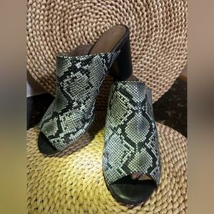 Vionic Snakeskin NS382 Sz 8 Black, Gray, White Slip On 3” Open Toe heel